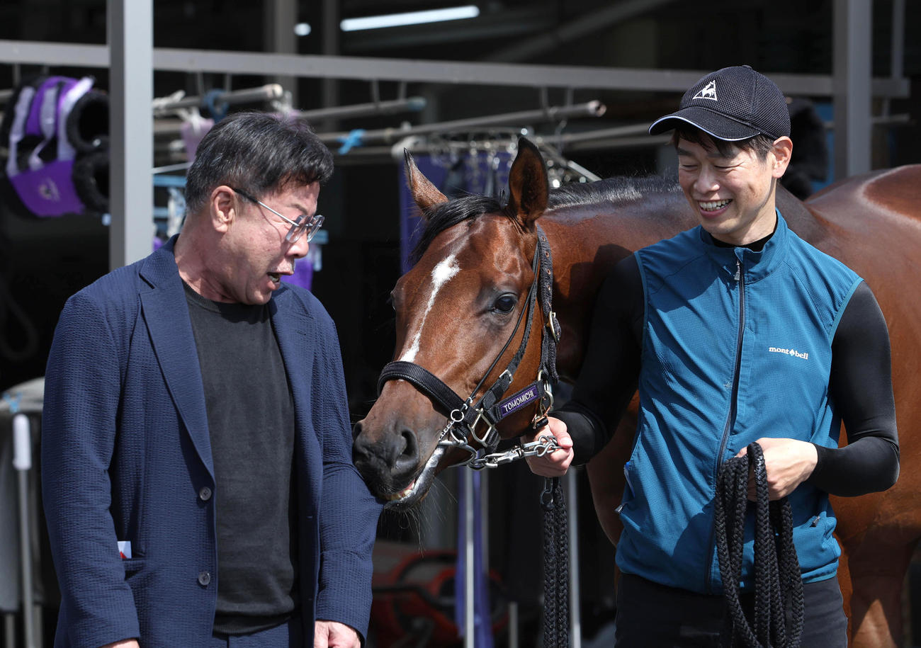 松島オーナーの袖をくわえて引っ張るドウデュース（2022年撮影）