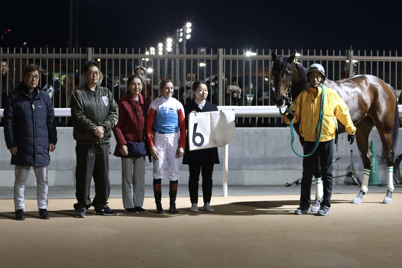 プラタナススプリントをフブキで制し口取りを行うM・ミシェル騎手（左から4人目）