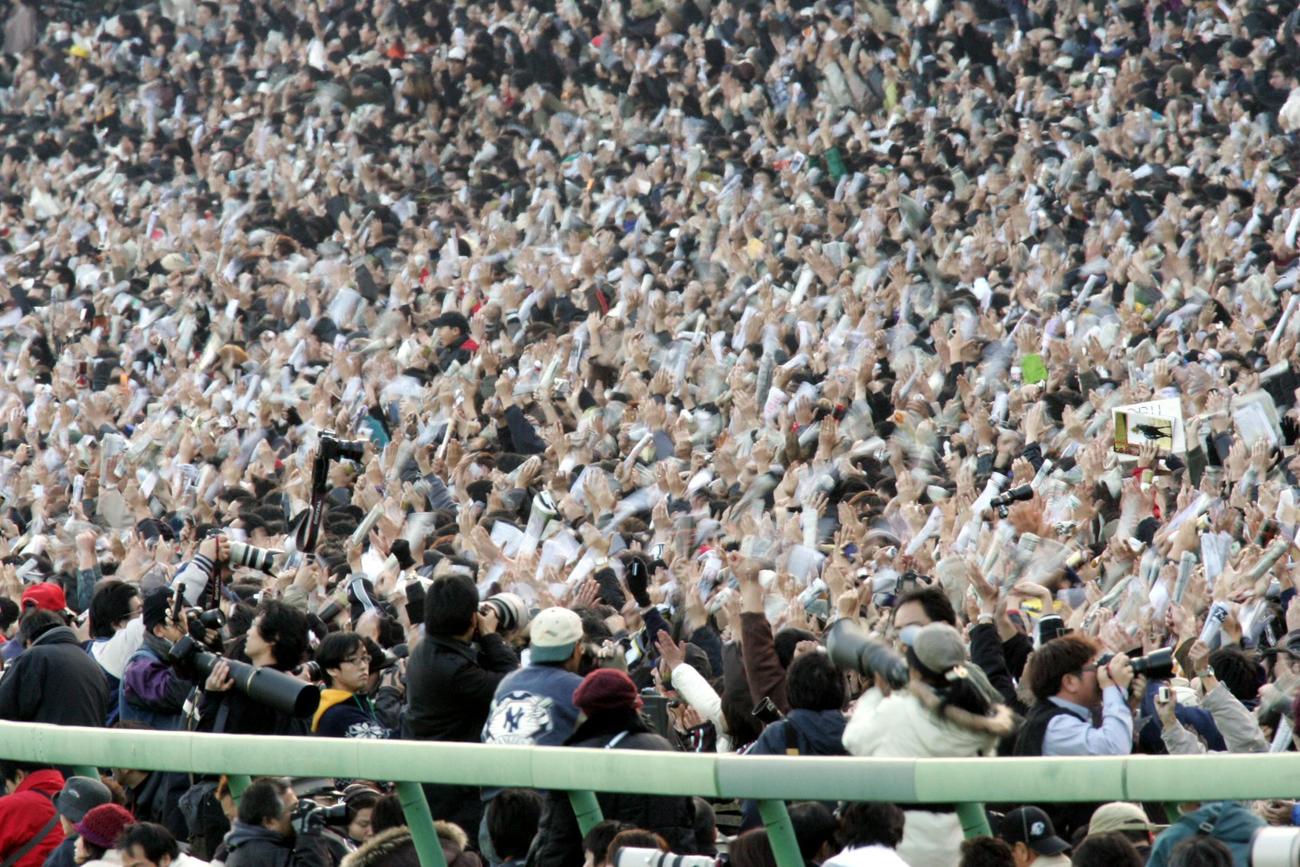 06年12月24日、有馬記念発走前のファンファーレに盛り上がるファン