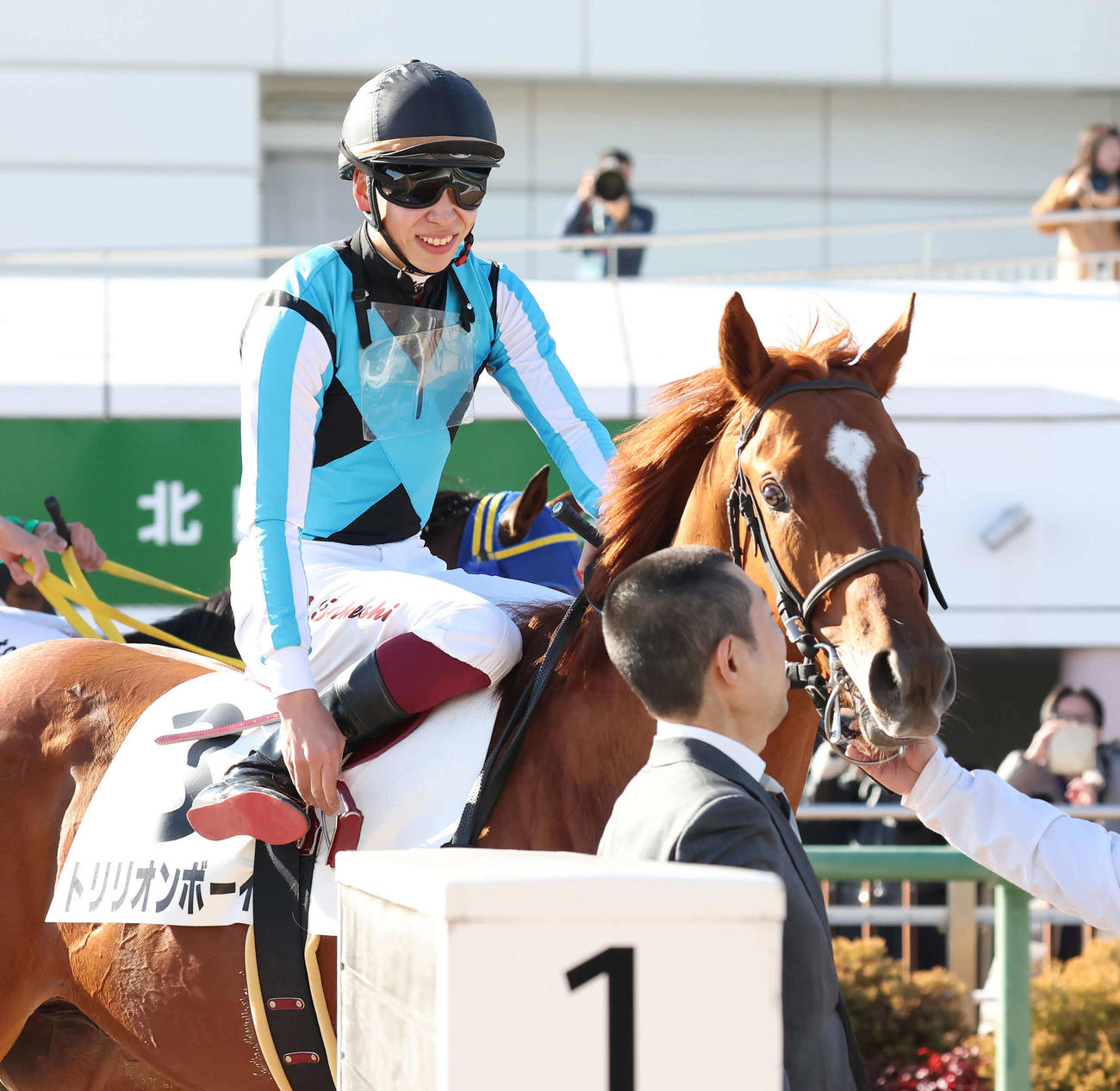 中山1R、2歳未勝利戦を制したトリリオンボーイと横山武騎手（撮影・丹羽敏通）
