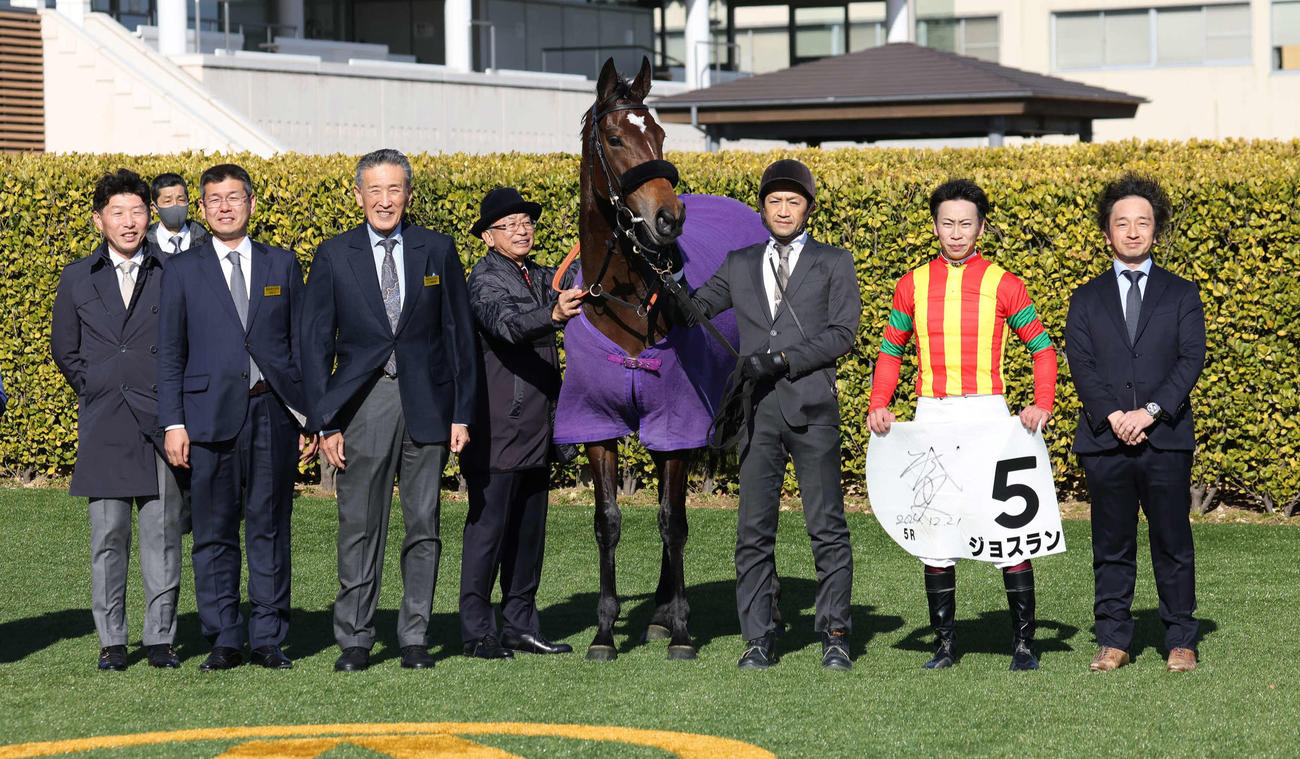 中山5R、2歳新馬戦を制したジョスランの口取りをする鹿戸師と横山武騎手（撮影・丹羽敏通）