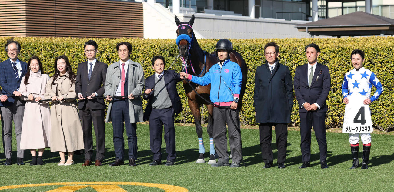 中山6R、2歳新馬戦を制したメリークリスマスの口取りをする小手川師と菊沢騎手（撮影・丹羽敏通）