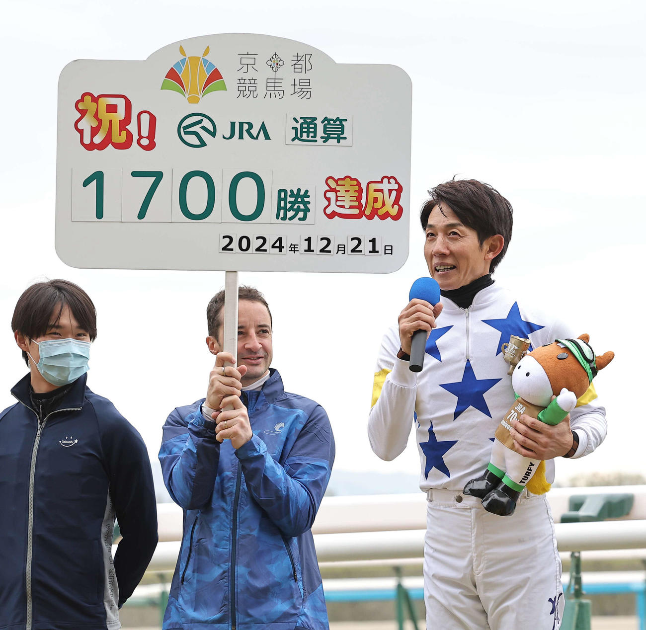 6Rメイクデビューで1700勝を達成した幸騎手は観客にあいさつ（撮影・上田博志）