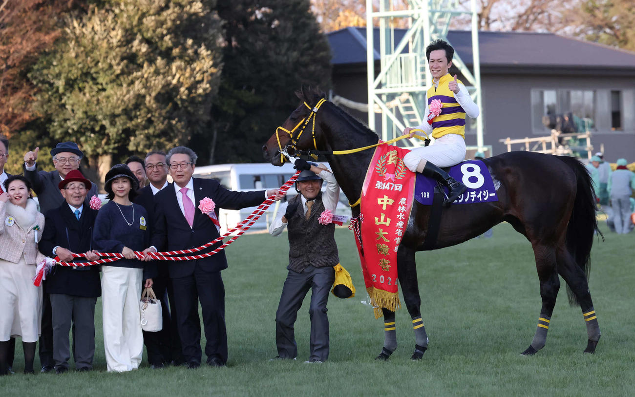 中山10R、中山大障害を制したニシノデイジーの口取りをする高木師、西山オーナーと五十嵐騎手（撮影・丹羽敏通）