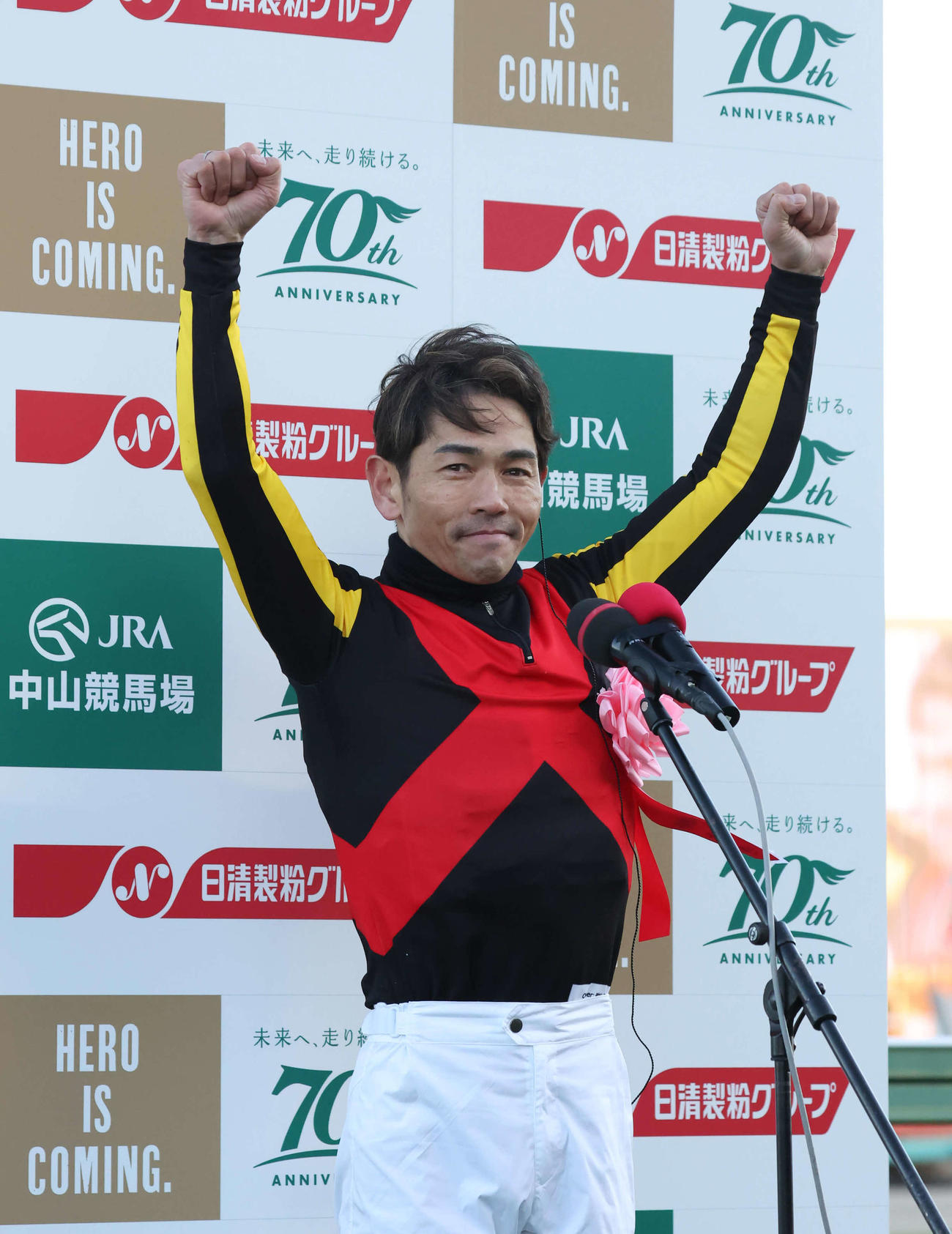 牝馬のレガレイラで有馬記念を制してファンの声援に応える戸崎騎手（撮影・丹羽敏通）