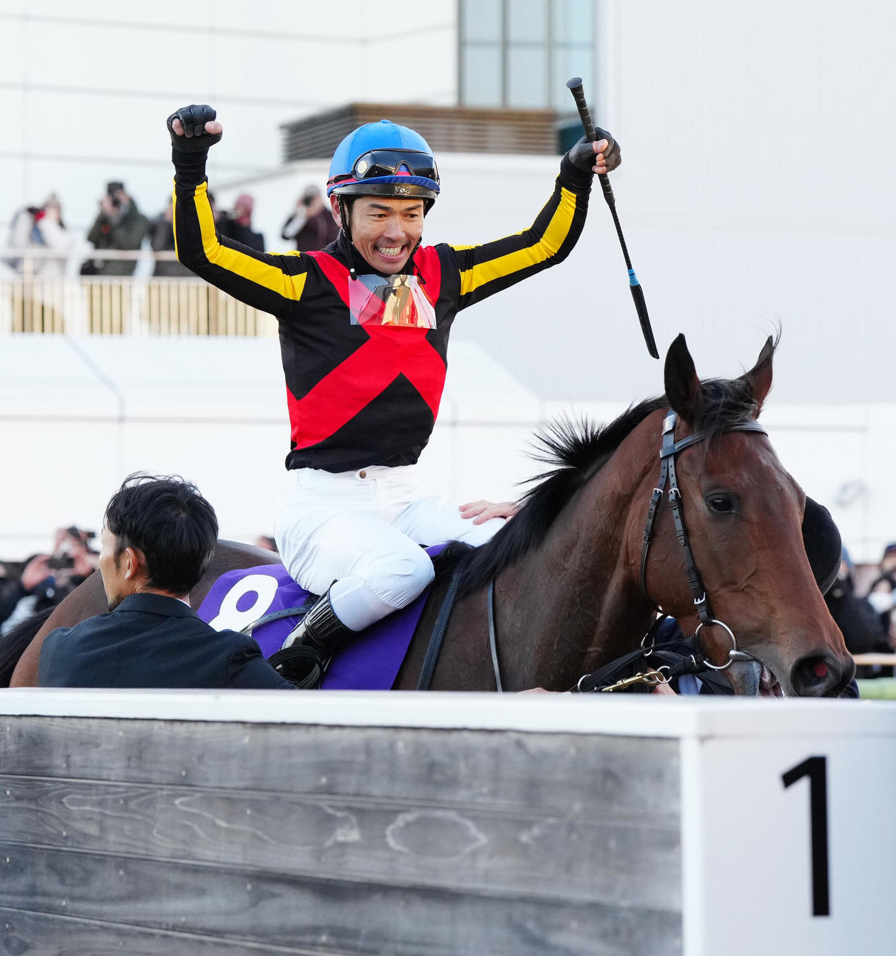 レガレイラで有馬記念を制しガッツポーズを見せる戸崎騎手（撮影・江口和貴）