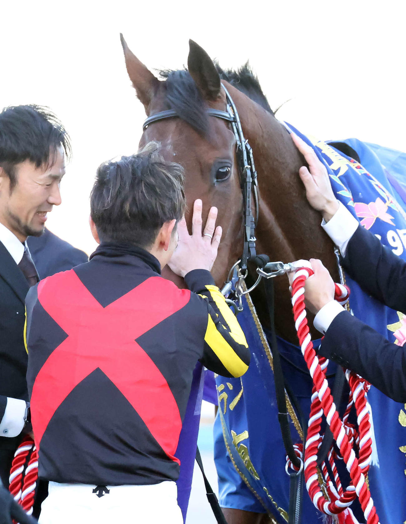 有馬記念を制したレガレイラをねぎらう戸崎騎手（撮影・丹羽敏通）