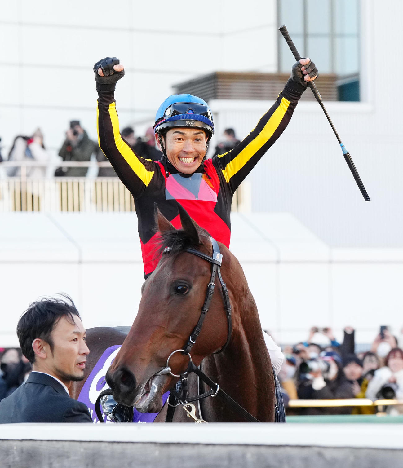 レガレイラで有馬記念を制しガッツポーズを見せる戸崎騎手（撮影・江口和貴）