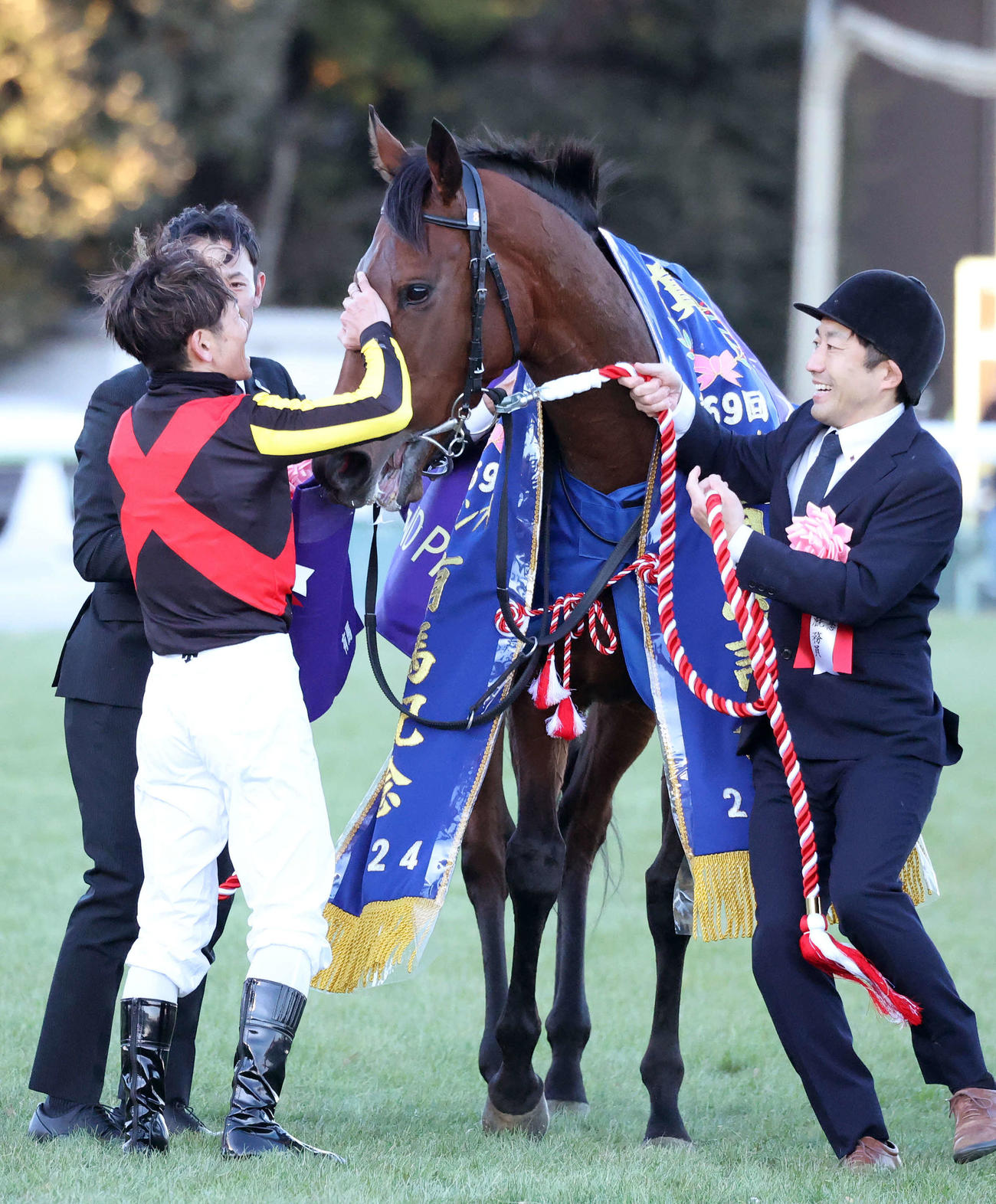 中山11R　有馬記念を制したレガレイラをなでる戸崎圭太騎手（撮影・鈴木正人）