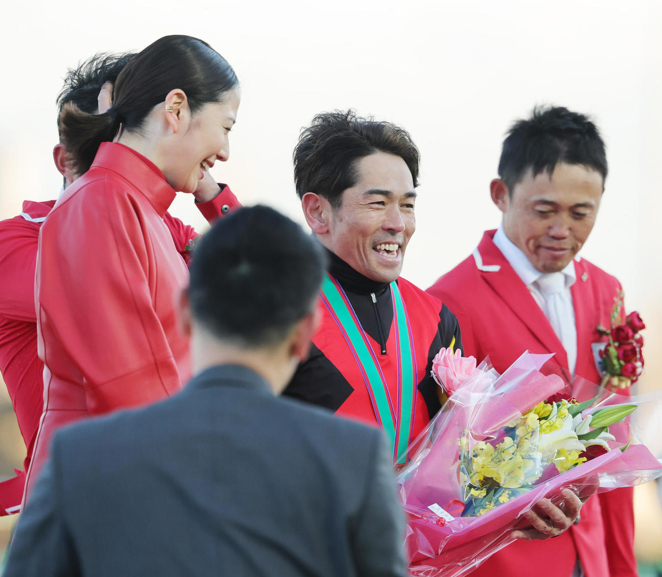 レガレイラで有馬記念を制し、表彰式で長澤まさみ（左）、初老ジャパンらと喜ぶ戸崎騎手（撮影・野上伸悟）