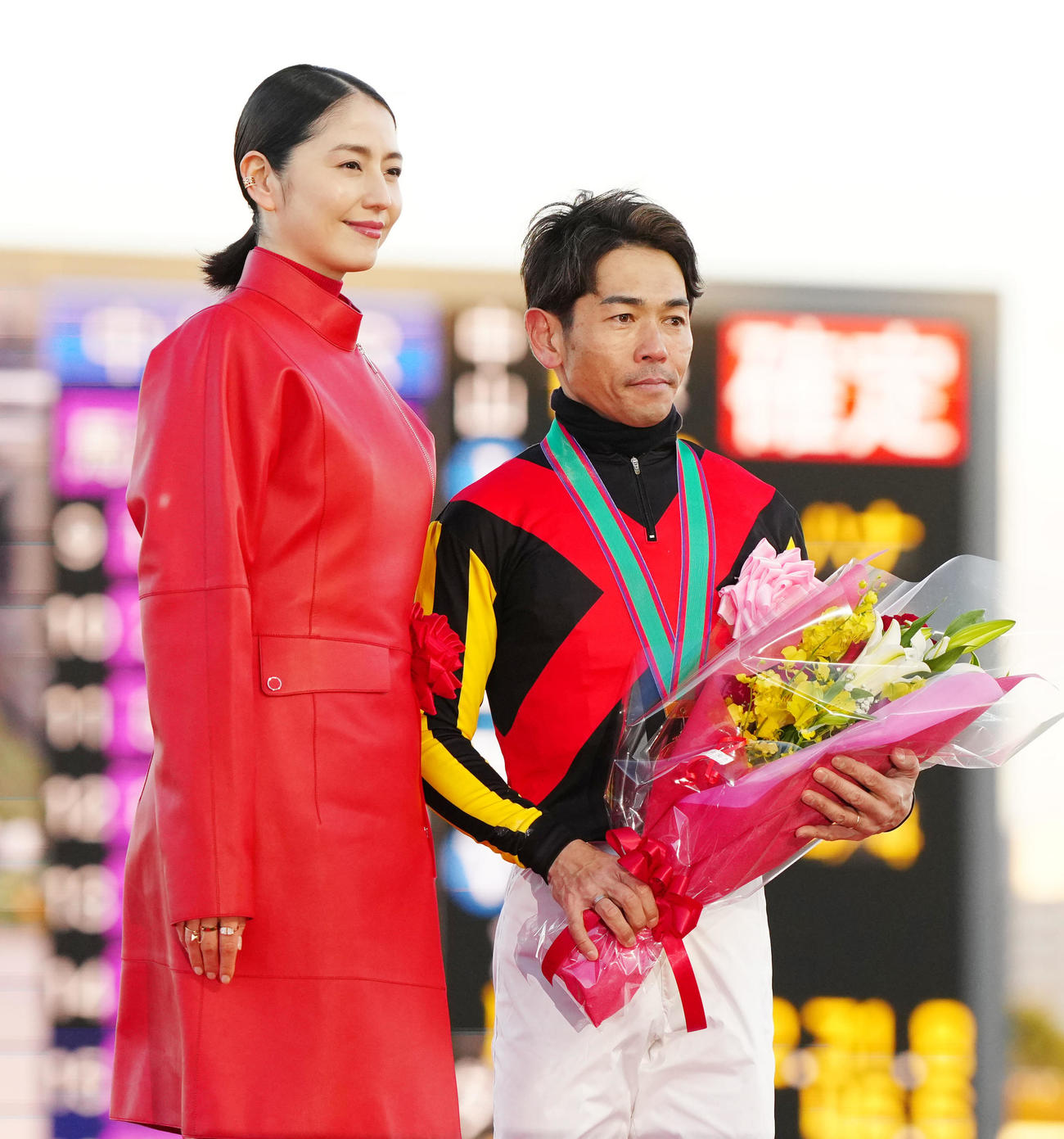レガレイラで有馬記念を制し長澤まさみ（左）と写真に納まる戸崎騎手（撮影・江口和貴）
