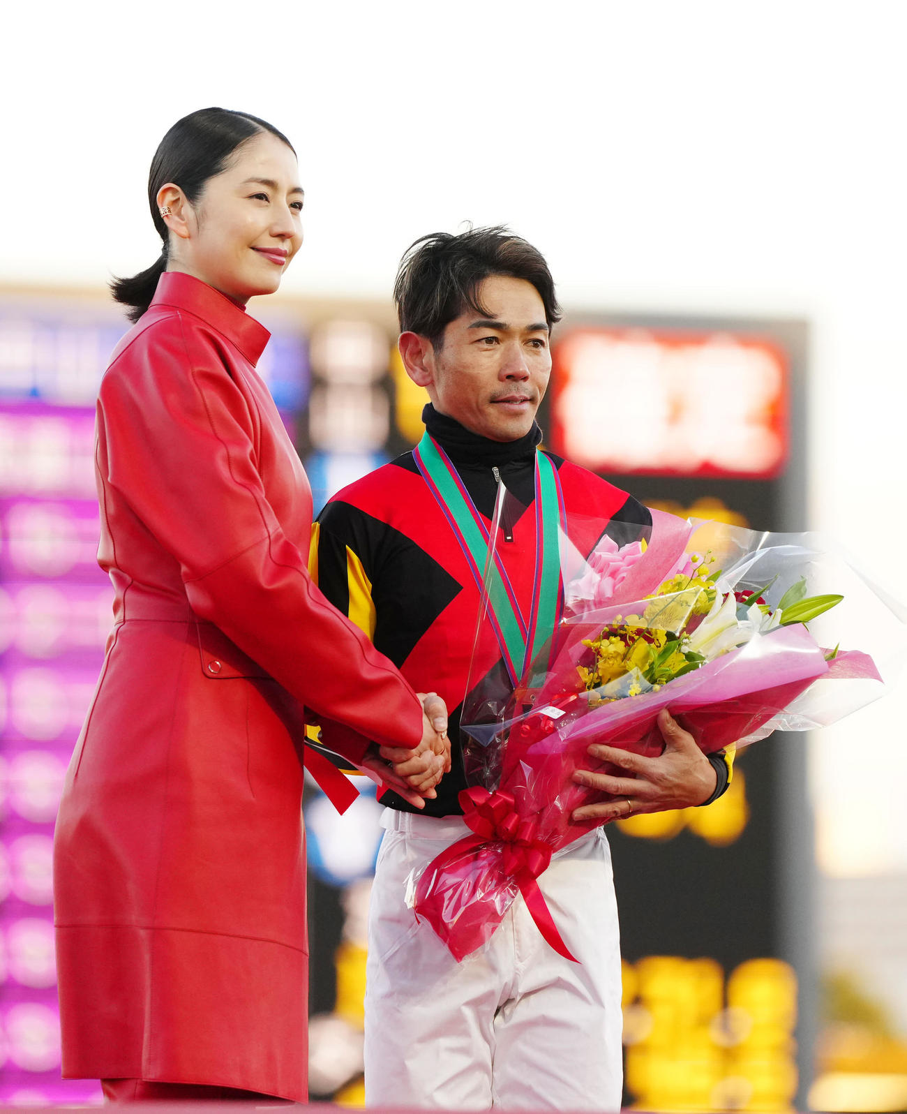 レガレイラで有馬記念を制し長澤まさみ（左）と写真に納まる戸崎騎手（撮影・江口和貴）