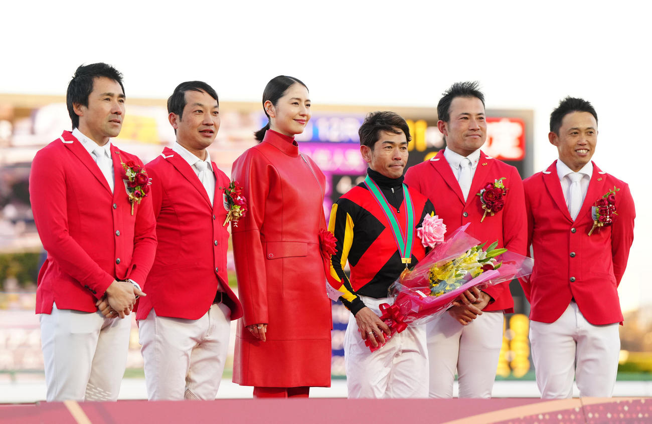 レガレイラで有馬記念を制し長澤まさみ（中央左）、初老ジャパンのメンバーと写真に納まる戸崎騎手（同右）。左から大岩、田中、2人おいて北島、戸本（撮影・江口和貴）