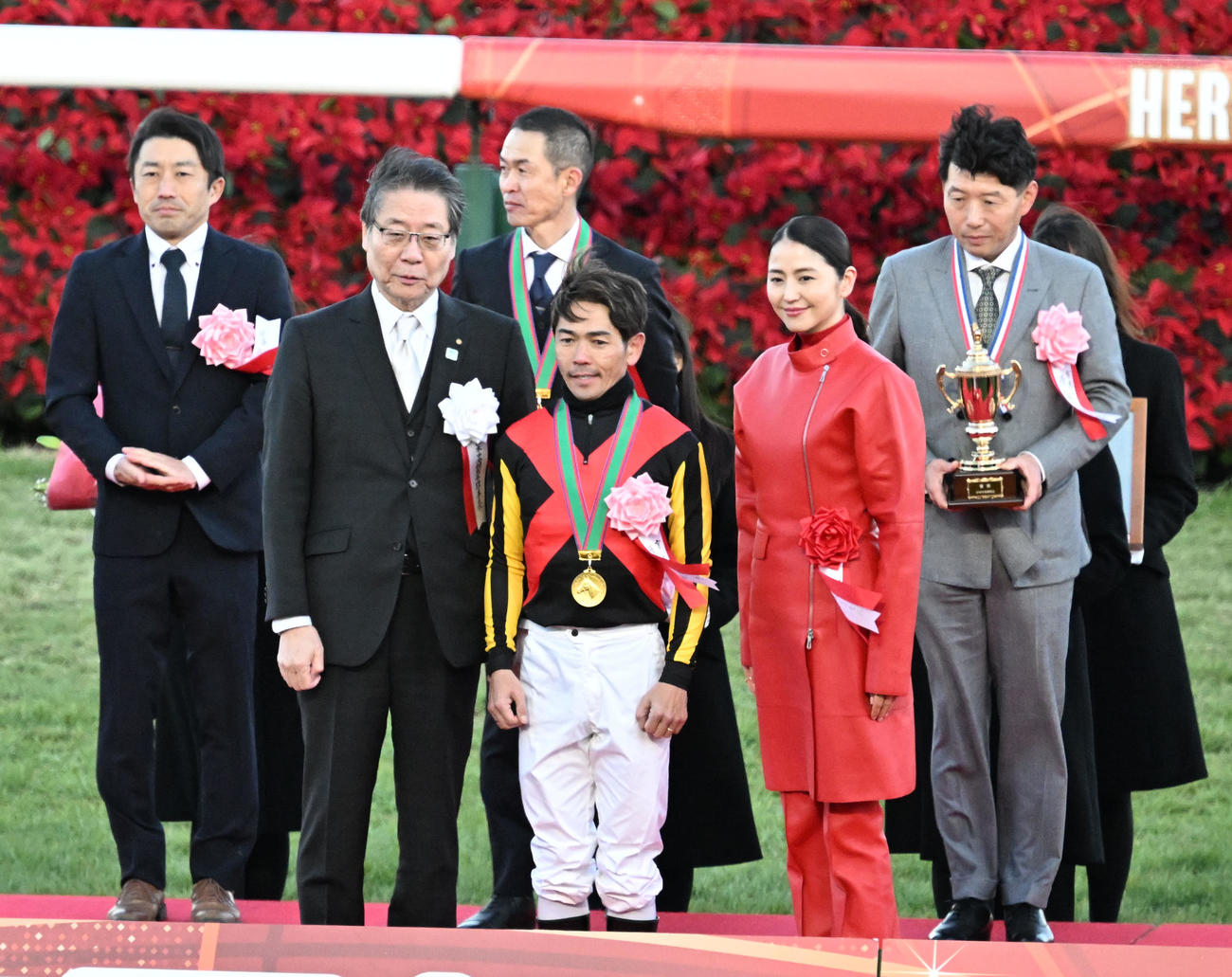 中山11R、有馬記念をレガレイラで制し、日本中央競馬会の吉田理事長（左）、長澤まさみ（右）らと記念撮影する戸崎騎手。後方中央は木村師（撮影・千葉一成）