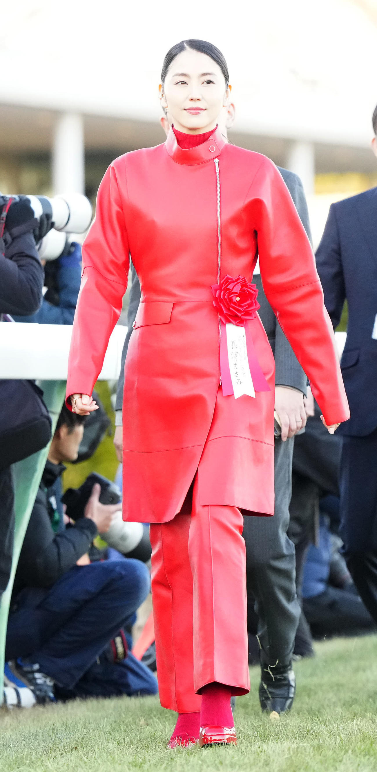 有馬記念の表彰式に向かう長澤まさみ（撮影・江口和貴）