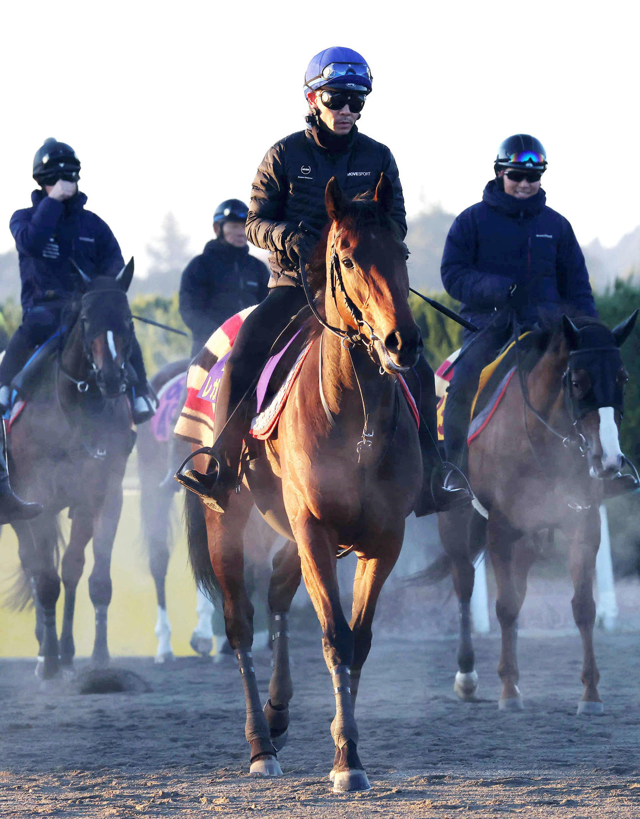 18日、最終追い切りを終えて馬場を出るレガレイラと戸崎騎手