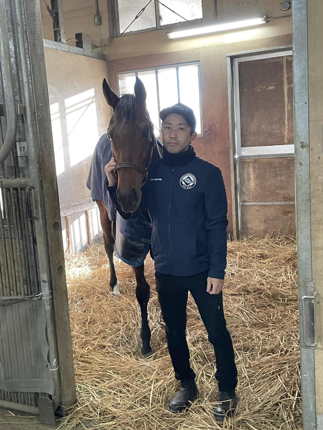 64年ぶり3歳牝馬の有馬記念制覇から一夜明けて馬房でくつろぐレガレイラと、担当の楠助手