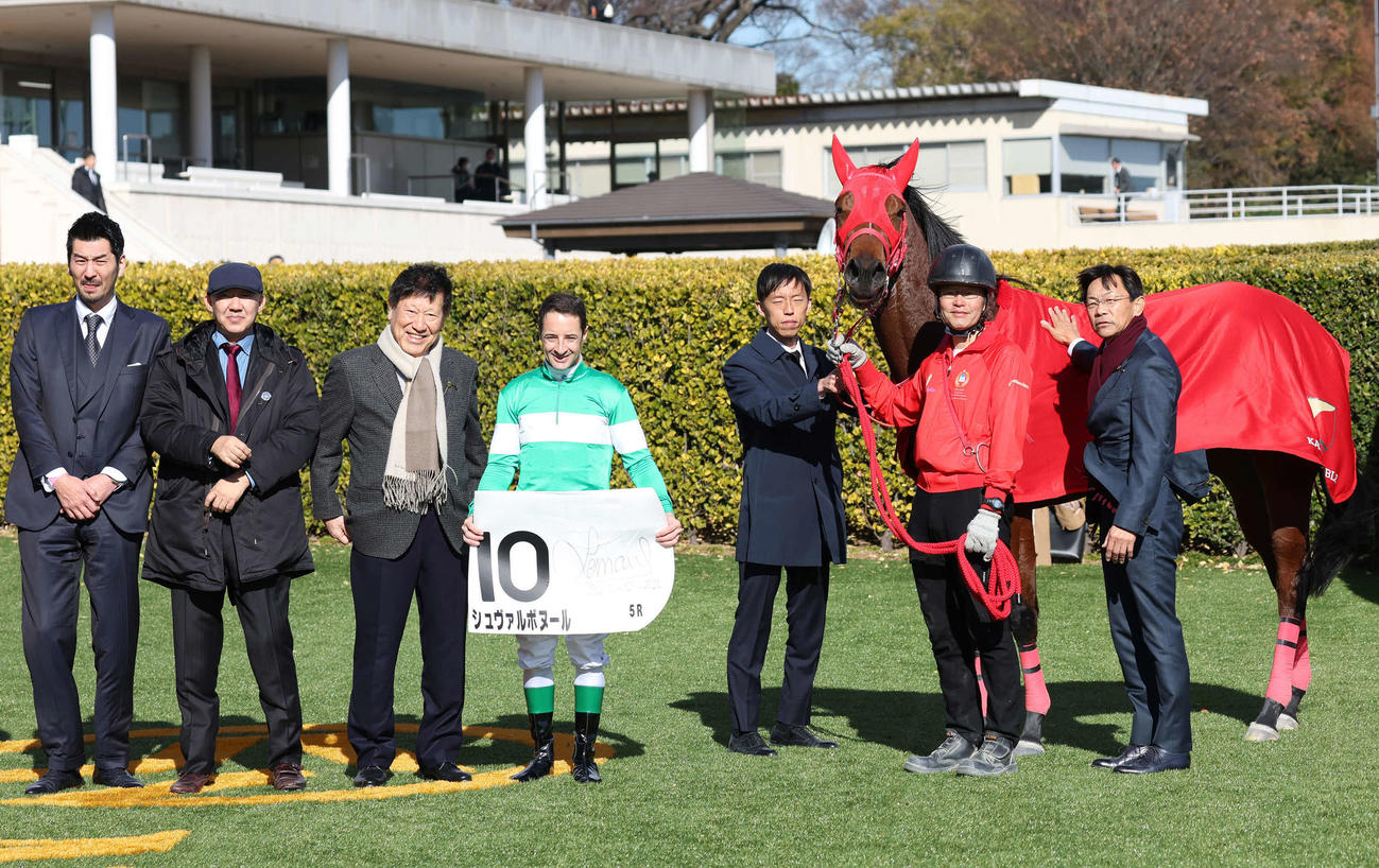 2歳新馬戦を快勝したシュヴァルボヌールの口取りをするルメール騎手（撮影・丹羽敏通）