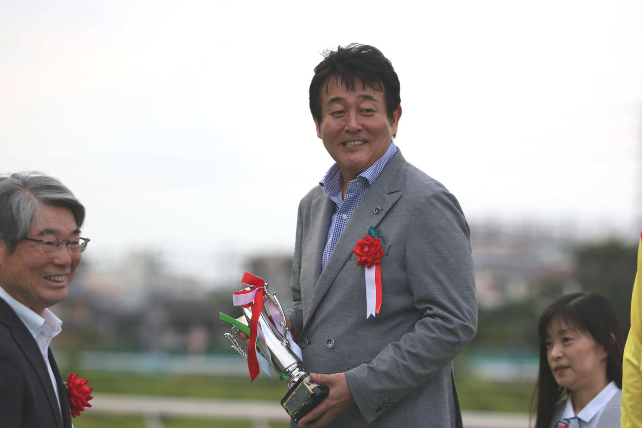 オーバルスプリントをノブワイルドが制し、表彰式で笑顔の前田亘輝オーナー（2019年9月撮影）