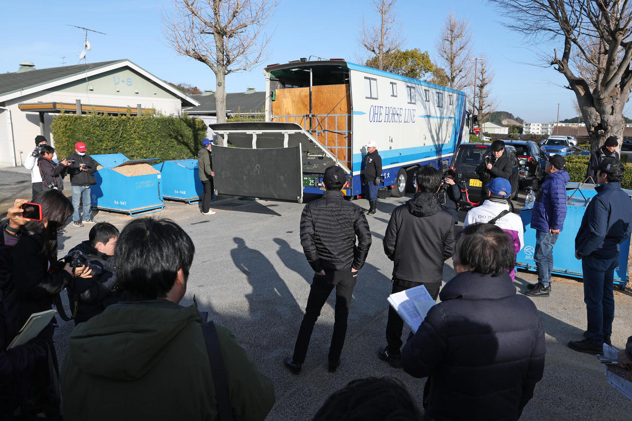 ドウデュースが乗った馬運車を見送る武豊騎手（中央）