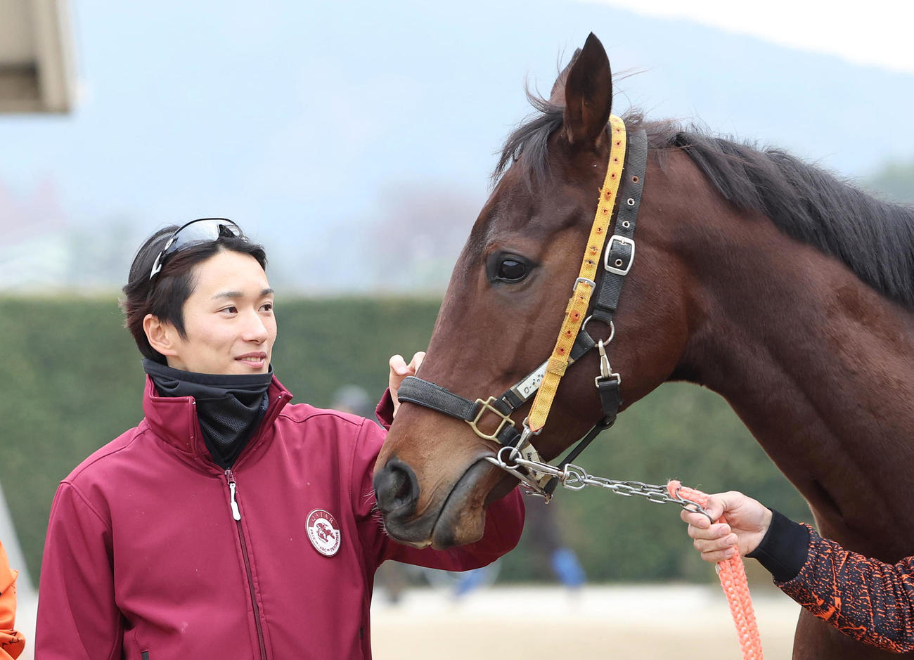 退厩するスタニングローズをなでる坂井騎手（撮影・白石智彦）