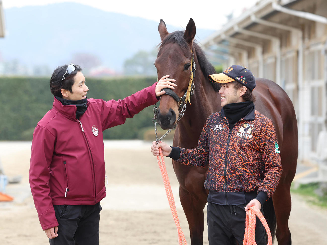 退厩するスタニングローズをなでる坂井騎手（撮影・白石智彦）