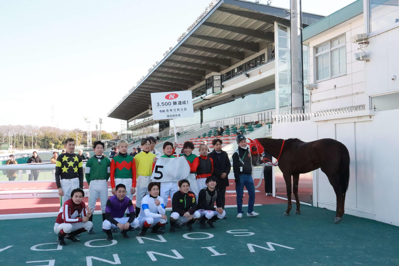 地方通算3500勝を挙げて騎手仲間から祝福される小牧太騎手（上段右から5人目）
