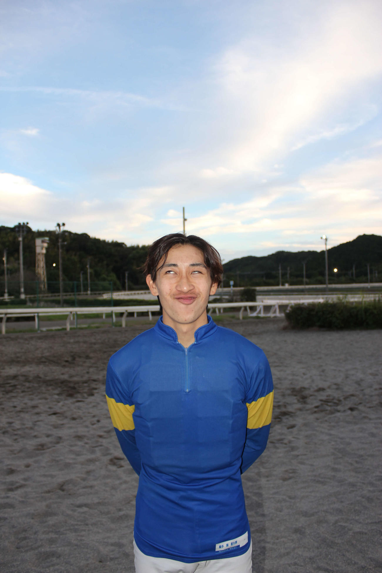 変顔をみせる岡遼太郎