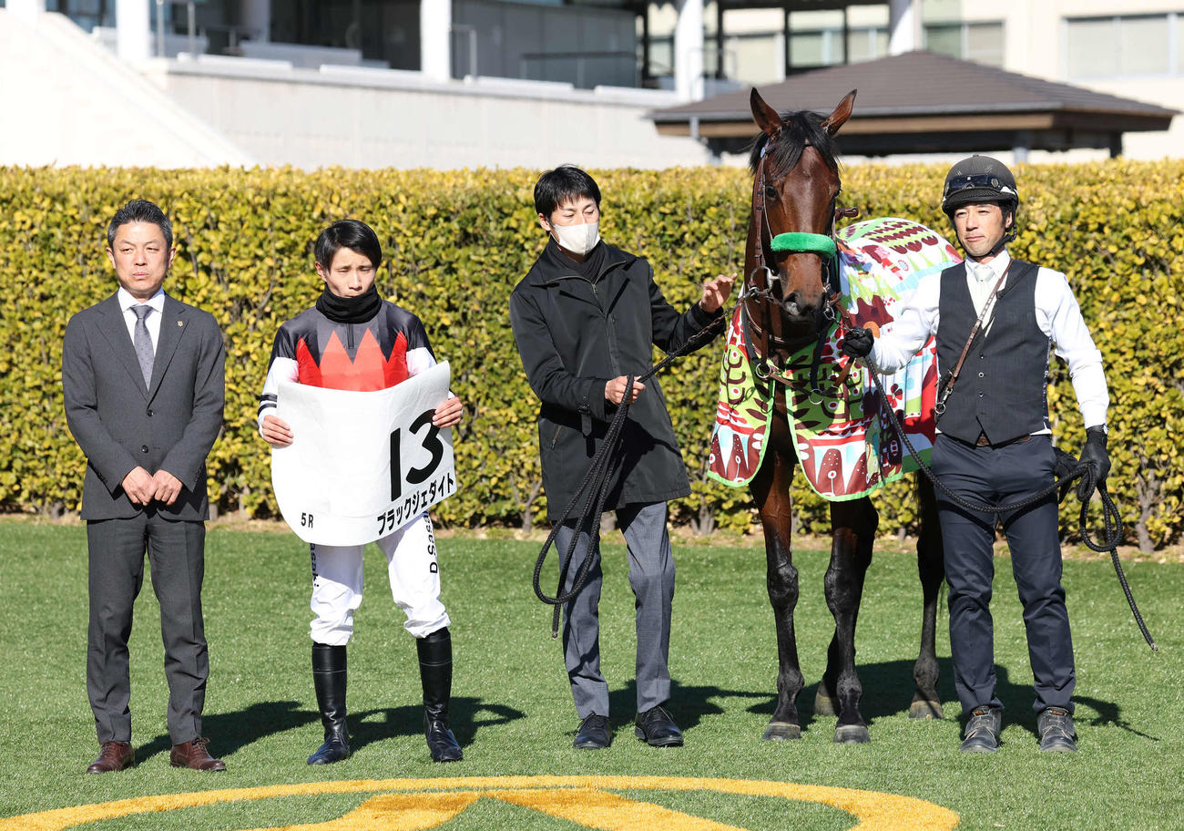 中山5R、2歳新馬戦を制したブラックジェダイトの口取りをする大竹師と佐々木騎手（撮影・丹羽敏通）