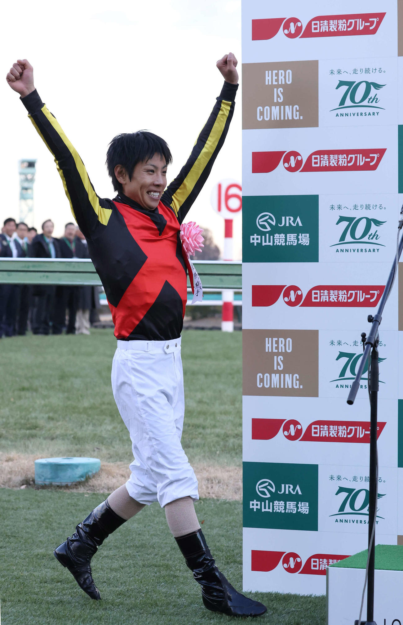 クロワデュノールでホープフルSを制してガッツポーズで優勝インタビューに向かう北村友騎手