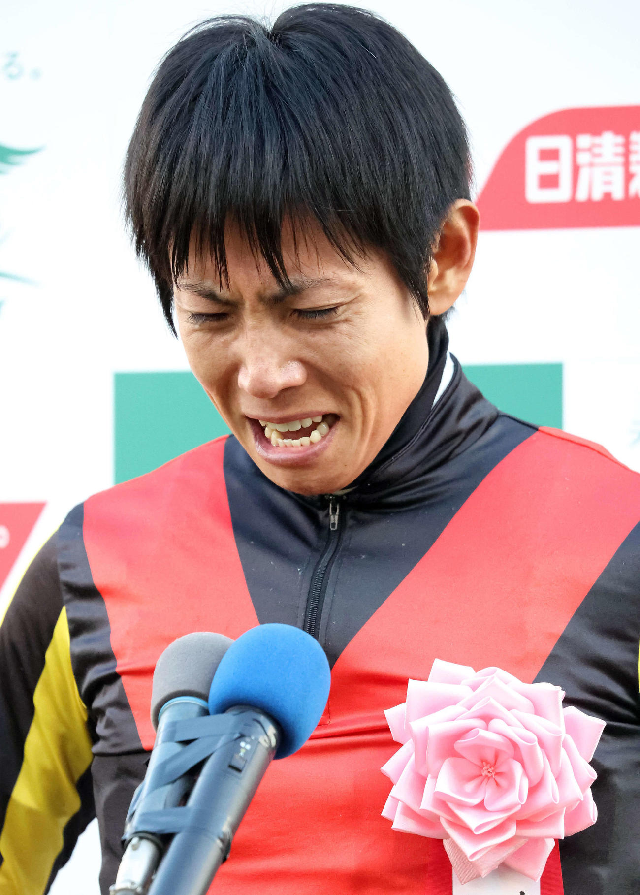 優勝インタビューで感極まる北村友騎手（撮影・丹羽敏通）