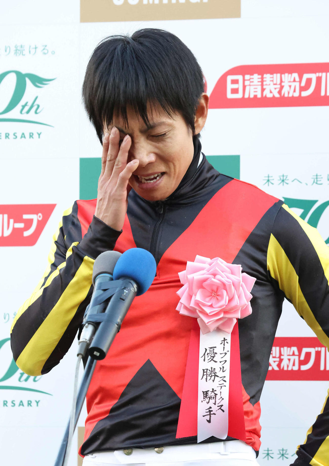 優勝インタビューで感極まる北村友騎手（撮影・丹羽敏通）