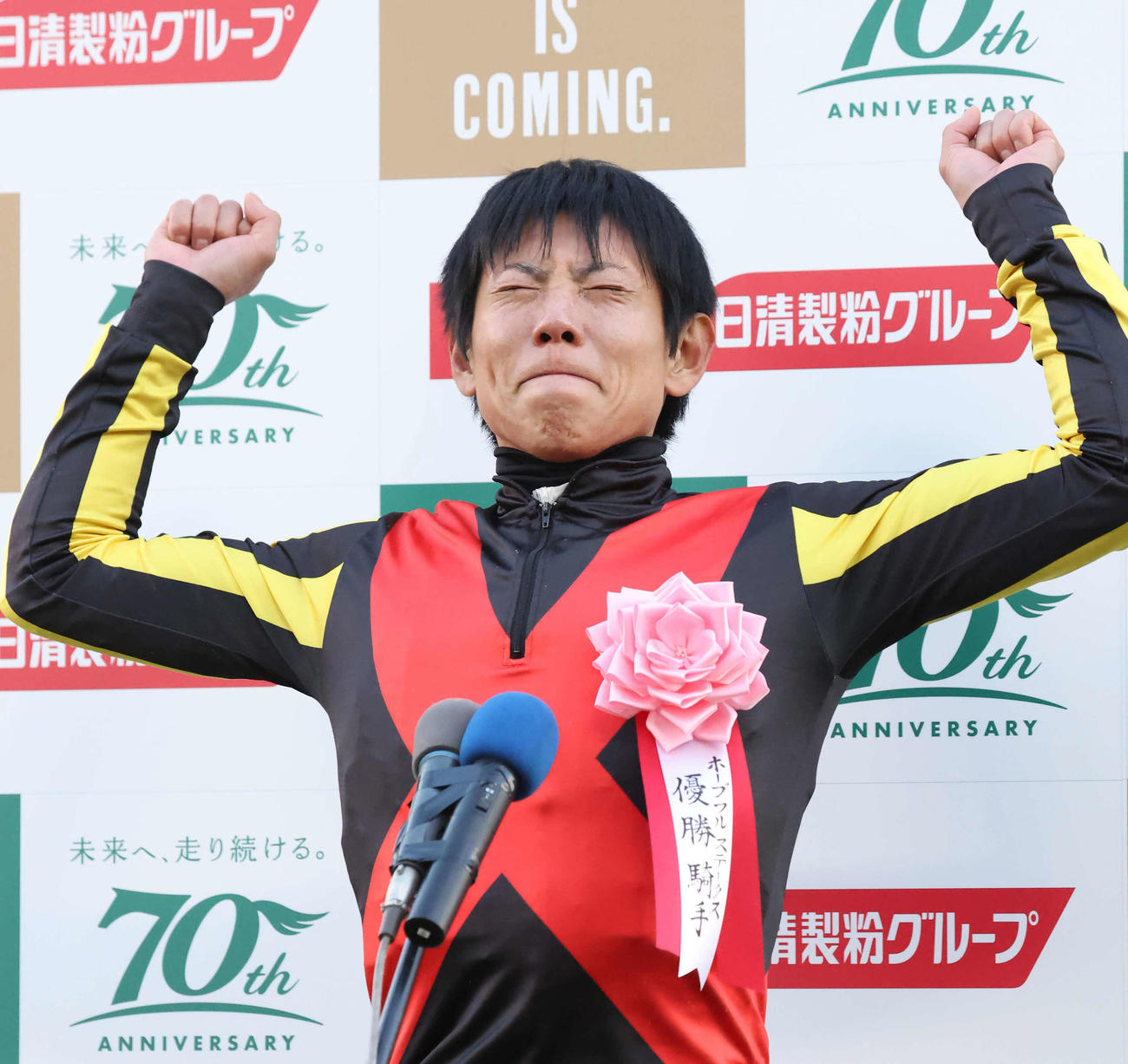 優勝インタビューを終えて拳を突き上げる北村友騎手（撮影・丹羽敏通）