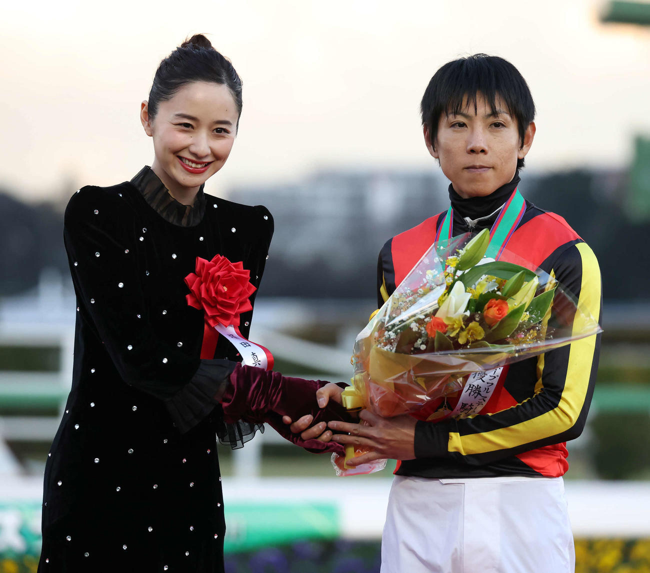 プレゼンターの堀田真由（左）と写真に納まる北村友騎手（撮影・丹羽敏通）