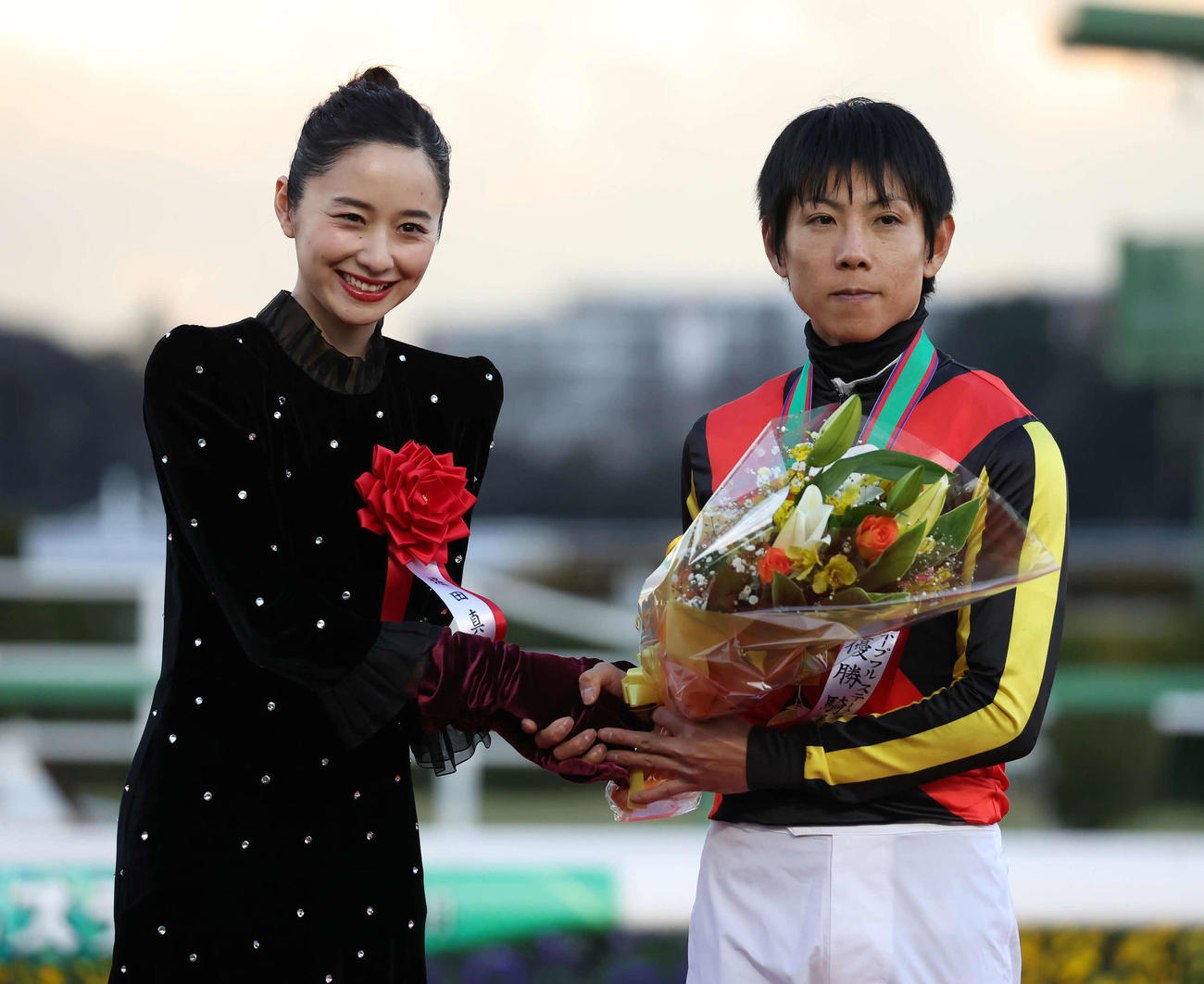 プレゼンターの堀田真由（左）と写真に納まる北村友騎手（撮影・丹羽敏通）
