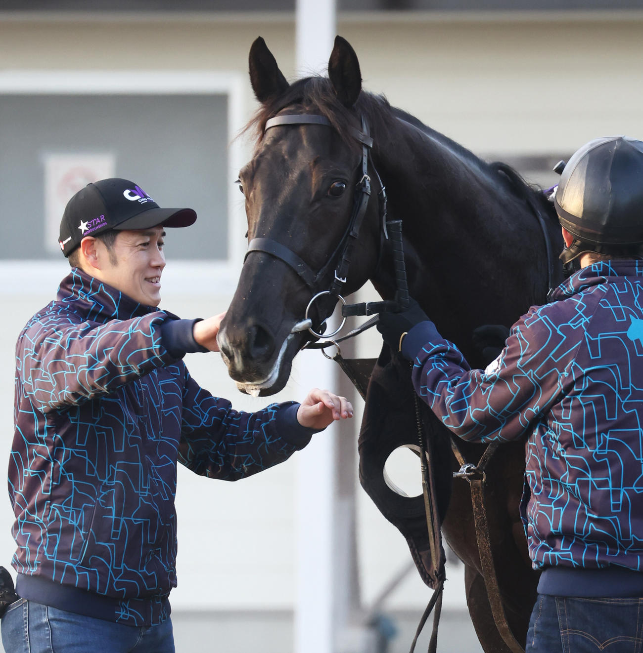 斉藤崇史調教師とクロワデュノール（2024年12月25日撮影）