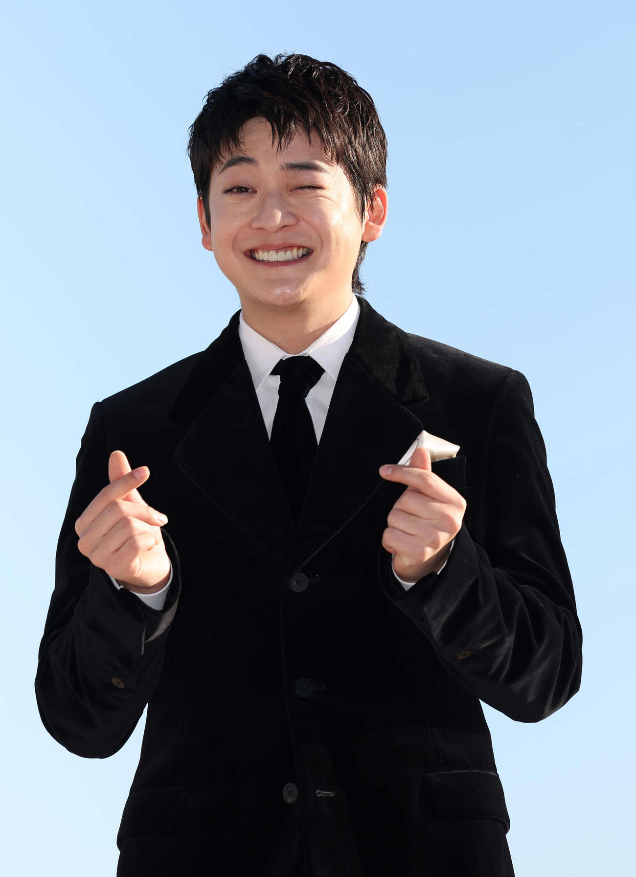 トークショーでポーズを決めるTCKイメージキャラクターの高橋文哉（撮影・丹羽敏通）