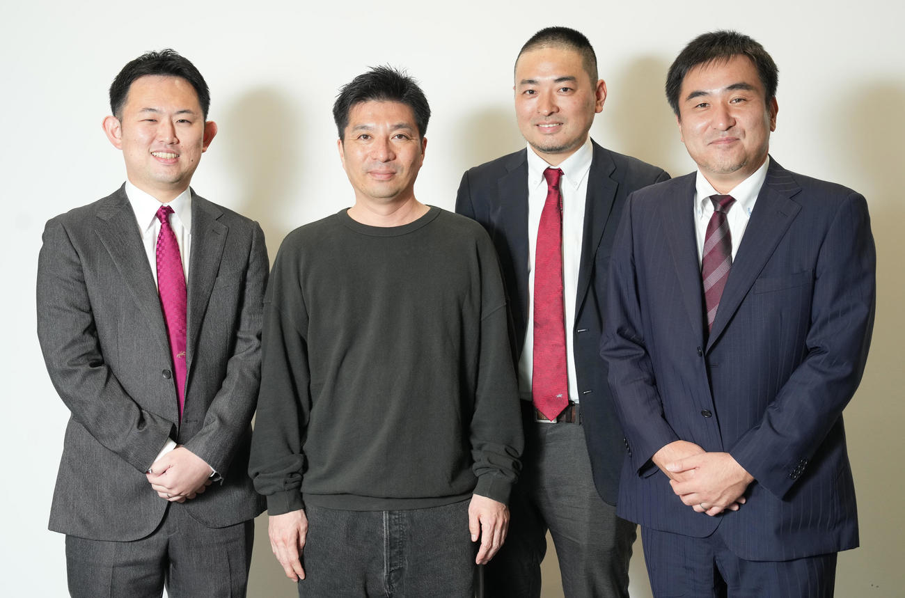 日本ダービー関連インタビュー後に記念撮影する左から桑原幹久記者、藤田晋オーナー、木南友輔記者、木村有三デスク