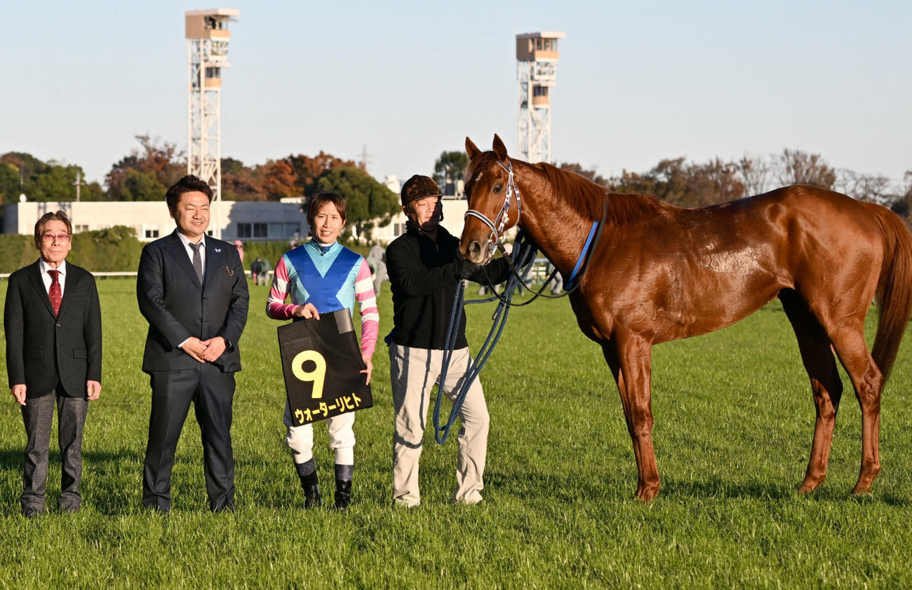 11月23日キャピタルSを制したウォーターリヒトの口取りをする田辺騎手と河内師