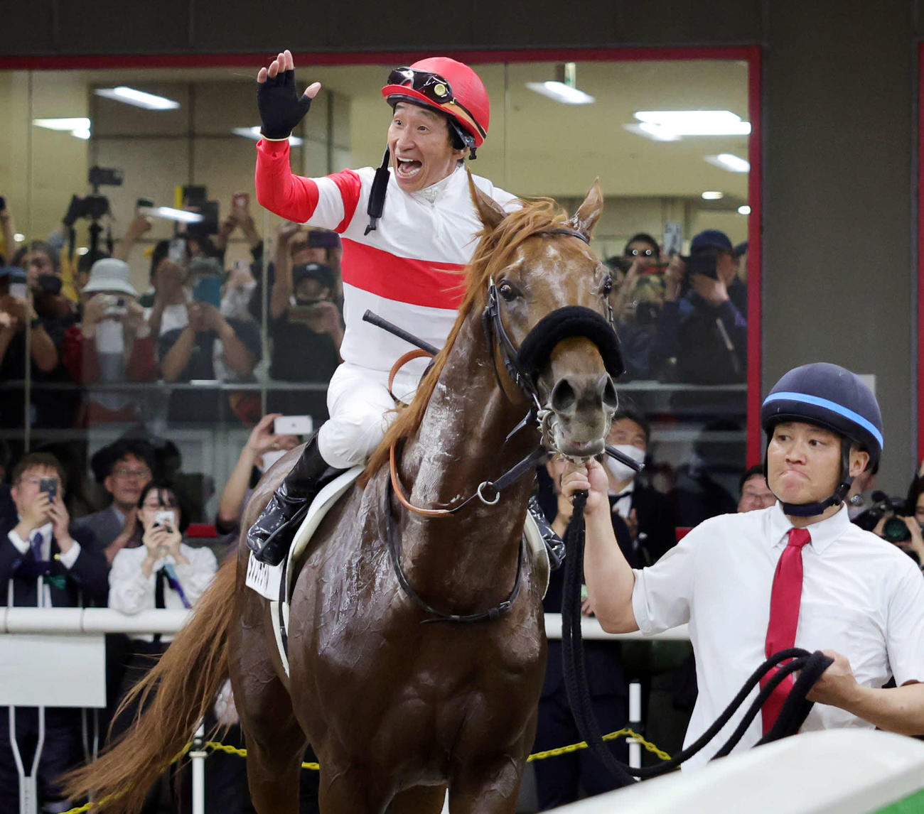 ダノンデサイルで日本ダービーを制した横山典騎手は、笑顔で引き揚げる