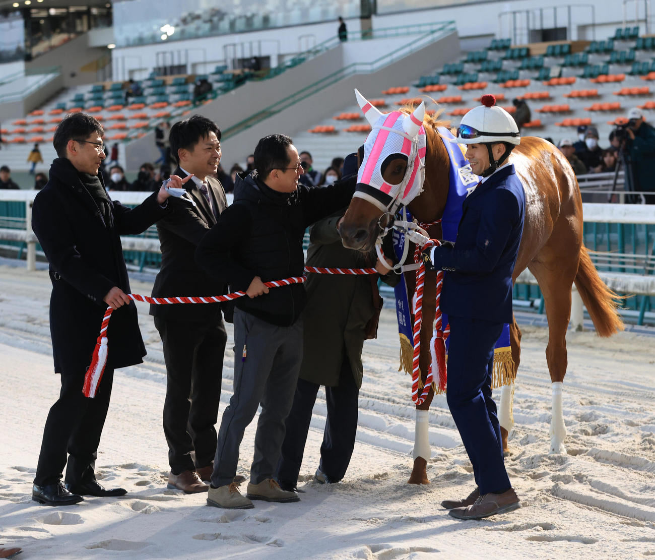 園田ジュニアCを制したオケマルの頭を撫でる関係者ら