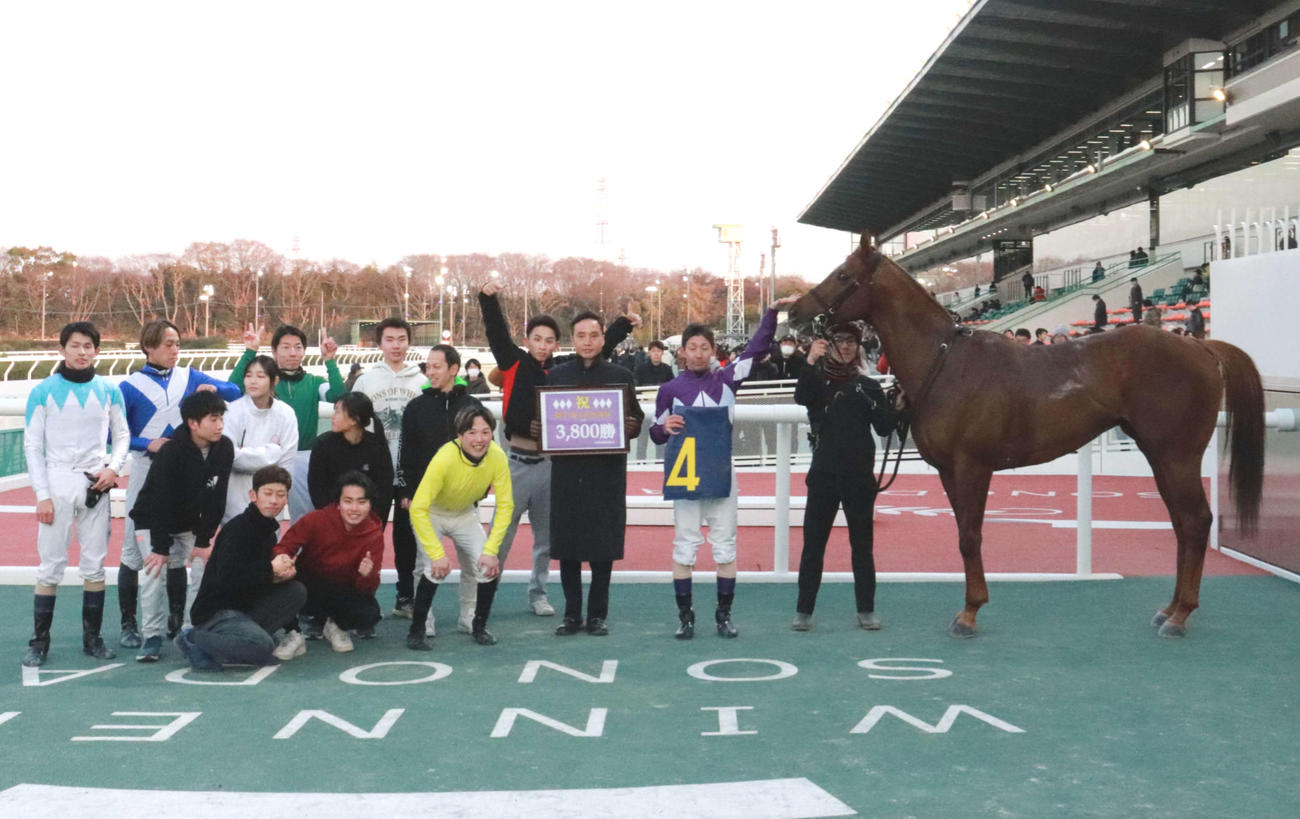 2025初夢賞で地方通算3800勝を挙げた下原理騎手（右から2人目）