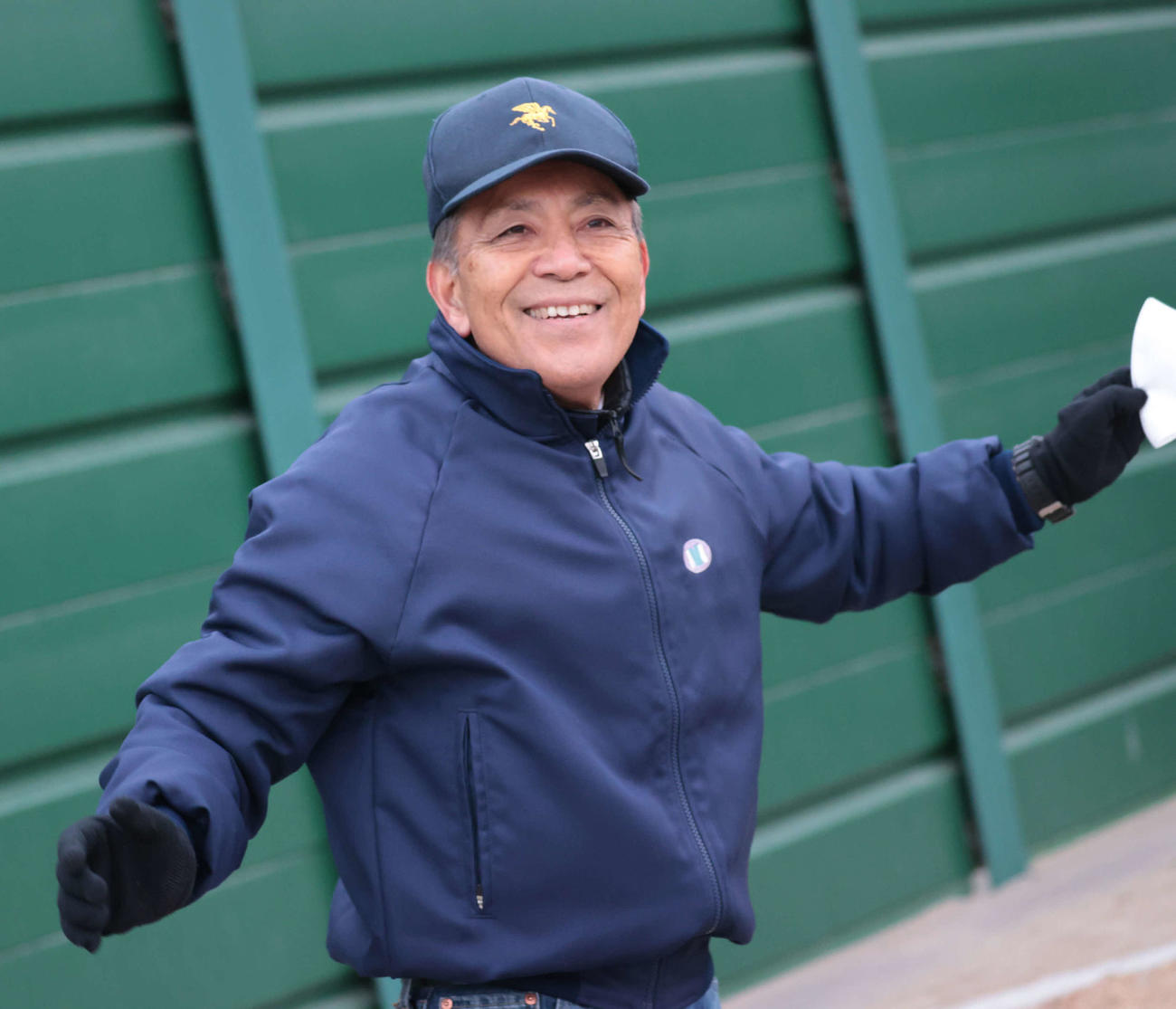 ラーグルフの追い切りを見た宗像師は笑顔を見せる（撮影・柴田隆二）