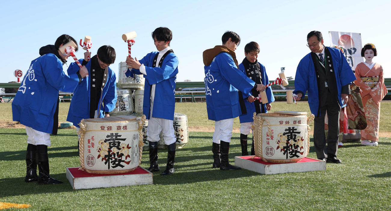 鏡開きをする、左から斎藤、小林脩、菅原明、宮崎、柴田大のジョッキーたち（撮影・丹羽敏通）