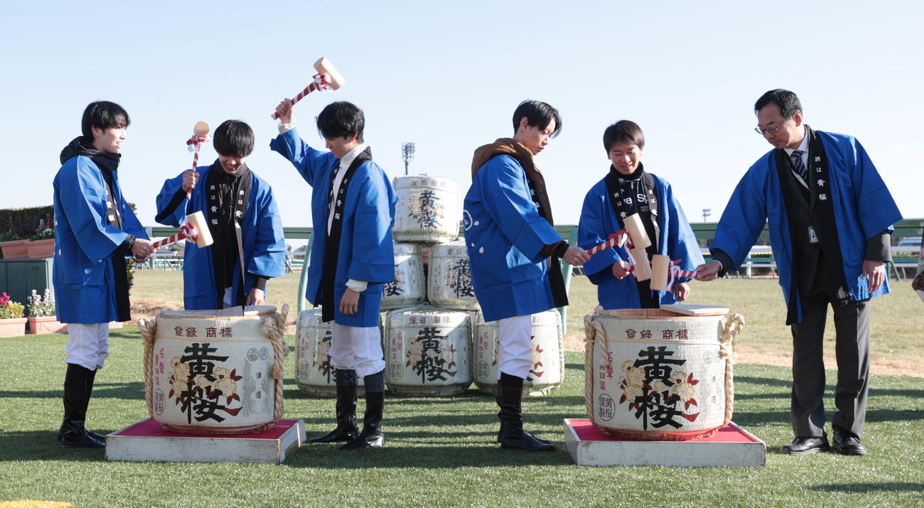 新春大鏡開きする、左から斎藤新騎手、小林脩斗騎手、菅原明良騎手、宮崎北斗騎手、柴田大知騎手、堀田和宏中山競馬場長（撮影・柴田隆二）