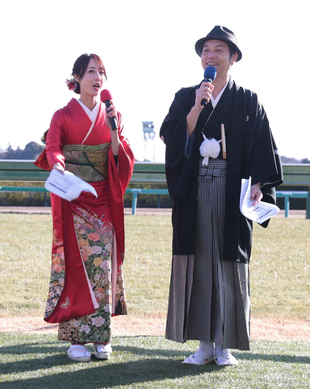 新春大鏡開きの前にあいさつする竹内紫麻、キャプテン渡辺（撮影・柴田隆二）