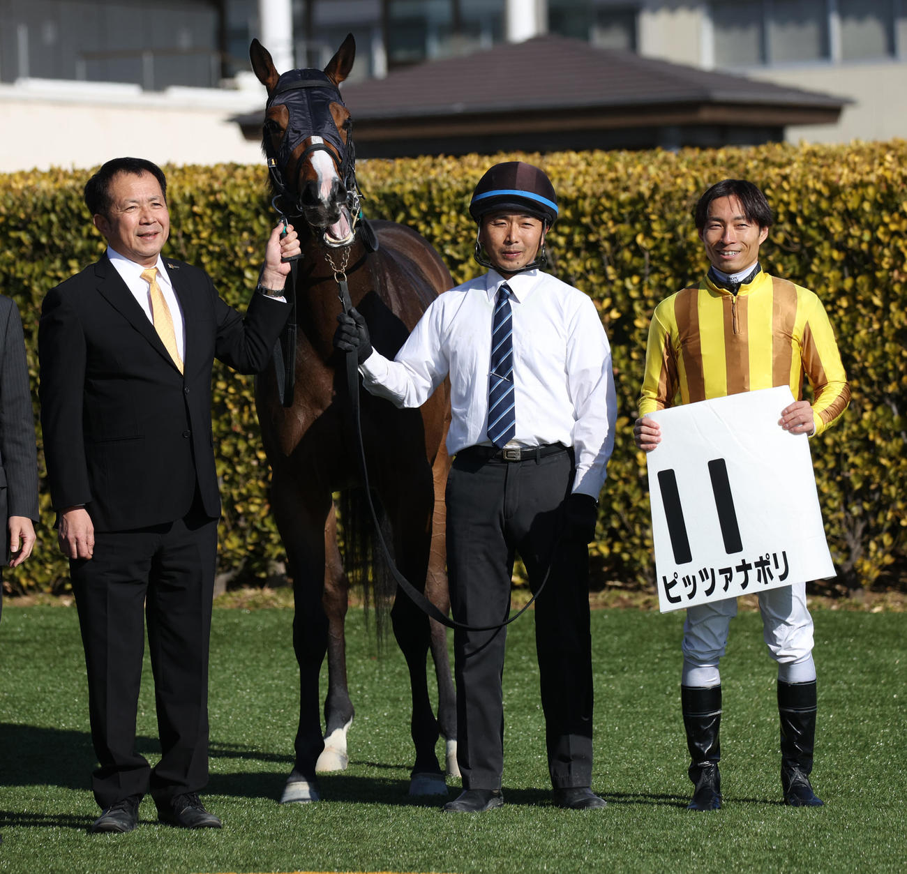 中山1R、1着ピッツァナポリと新開師（左）、大野騎手（右）（撮影・柴田隆二）