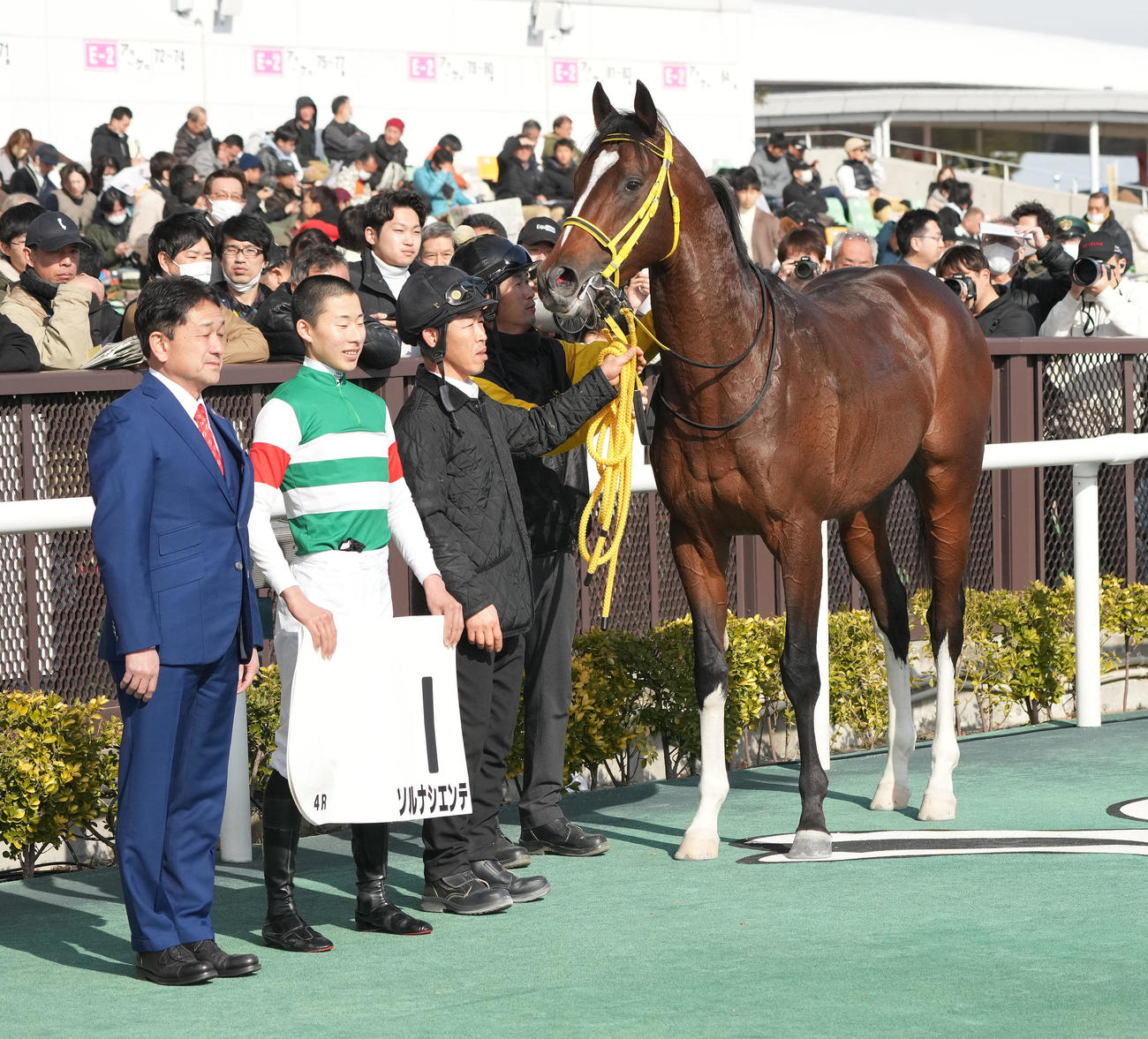 中京4R、3歳新馬戦を制したソルナシエンテの口取りを行う高杉騎手ら関係者（撮影・森本幸一）
