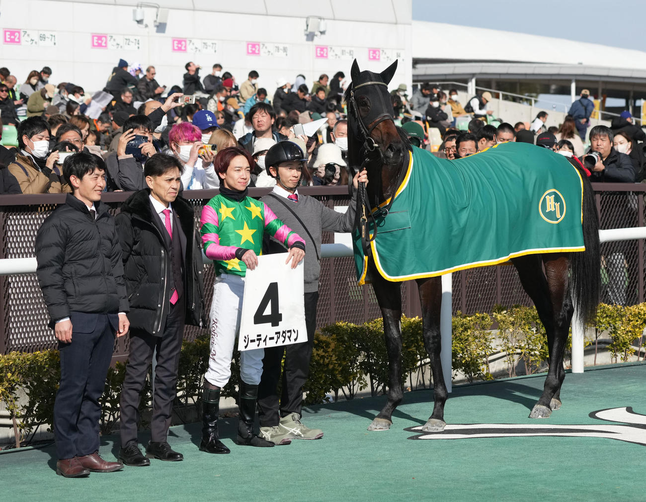 中京5R、3歳新馬戦を制したジーティーアダマンと関係者（撮影・森本幸一）