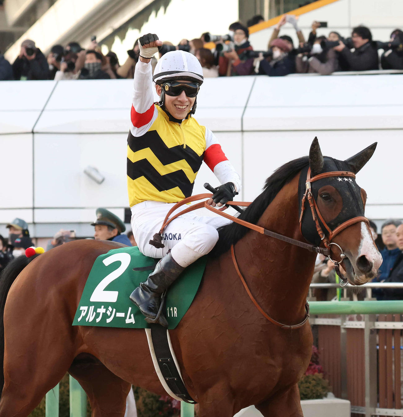 中山11R、アルナシームで中山金杯を制してガッツポーズを決める藤岡佑騎手（撮影・丹羽敏通）
